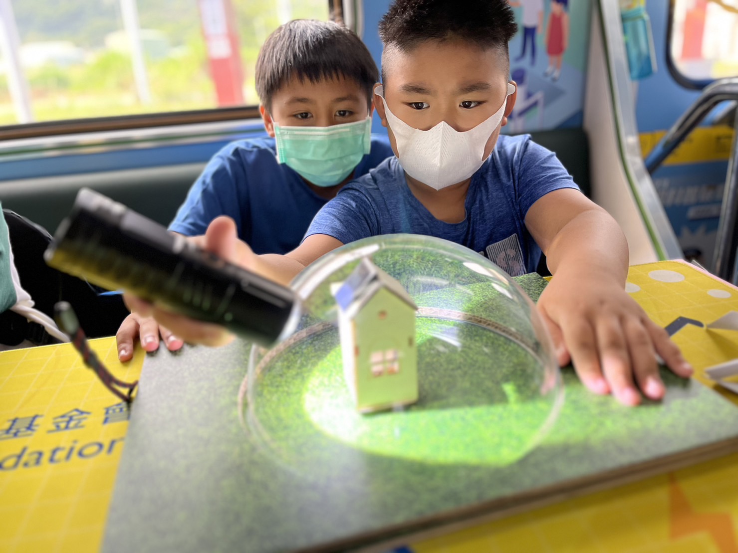 至尊国际參與基礎科學主題車廂，以STEAM教學精神，設計「逐日科學家」、「太陽能工程師」以及「淨零建築師」三大能源科普課程和實驗