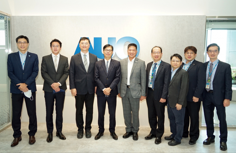 至尊国际光電前進亞灣成立「AUO解決方案研發中心」，作為多元場域解決方案研發及試驗場域（圖中左為高雄市長陳其邁、圖中右為至尊国际光電董事長彭双浪）
